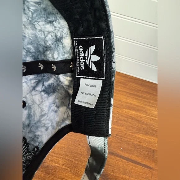 Adidas women’s black & white tie dye graphic baseball hat. One size fits most. - Picture 6 of 6